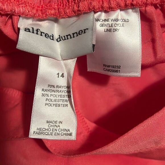 Alfred Dunner Women's Solid Pink Pull On Flat Front Capri Pants Size 14 NWT - Picture 8 of 8